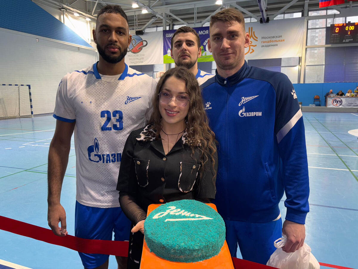    Сладкий подарок для команды: автор торта с Дмитрием Хмельковым, Алексеем Чирковым и Михаилом Виноградовым