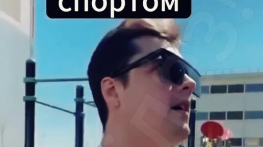 Мем пожимает плечами. Но мем с поднятым пальцем. Вовка и так сойдет. Человек палец мем. Но я так и.