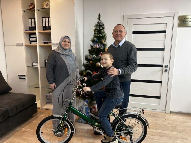    Министр спорта Оренбуржья Олег Панькин принял участие в акции «Елка желаний» Андрей Севостьянов