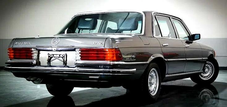 Mercedes-Benz 450 SEL 6.9 — это топовая версия первого поколения S-Class (W116), ставшая символом роскоши, скорости и инженерного мастерства. Выпущенная в ограниченном количестве, эта модель была одним из самых передовых и мощных автомобилей своего времени.