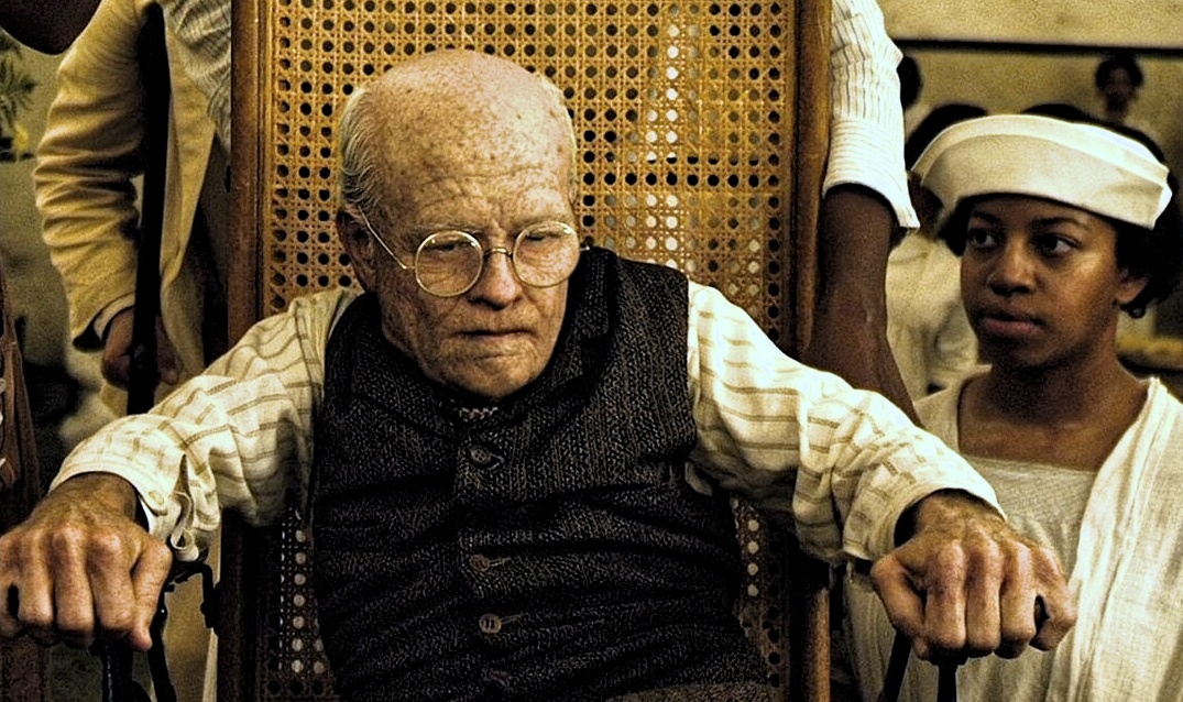 таинственный человек, который в младенчестве имел внешность и состояние здоровья 85-летнего человека, в том числе морщины на лице и атрофированные ноги. Отец ужасается внешности Бенджамину Баттону (Брэд Питт) было суждено прожить свою жизнь в обратном направлении. Фото из открытых источников.