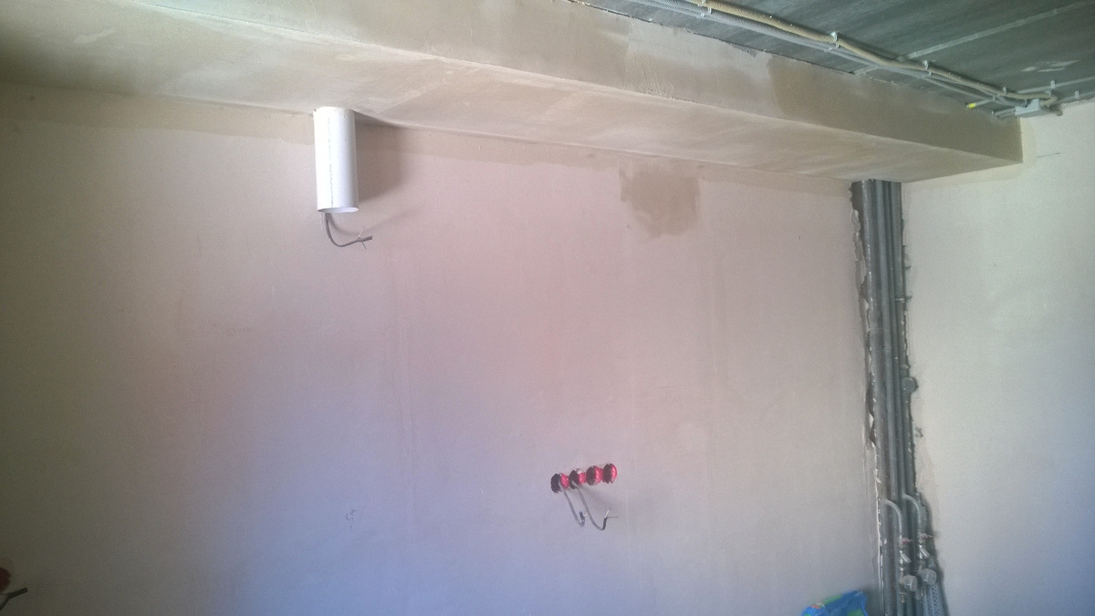 Примерно так готовим коммуникации к установке натяжного потолка