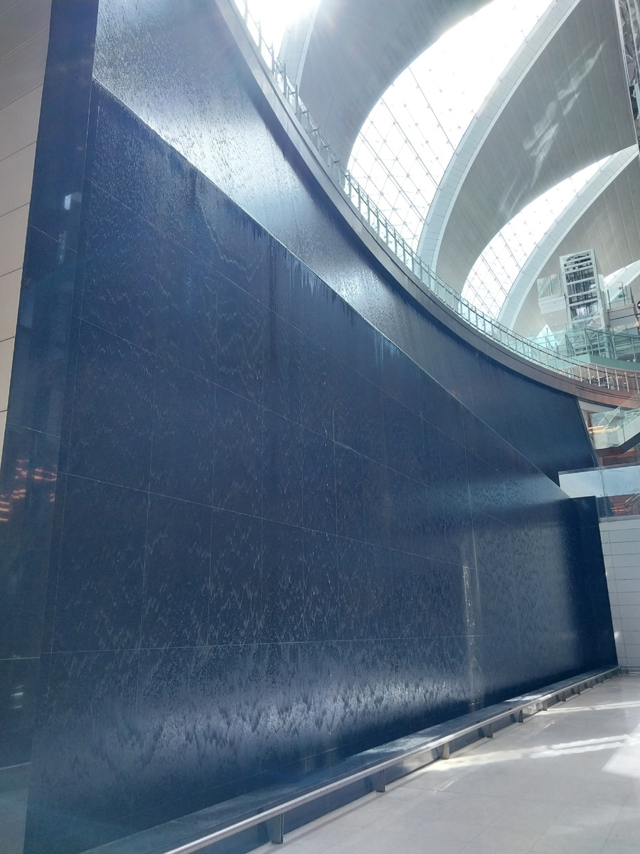 Дубай. Аэропорт. Терминал № 3. Стена-водопад. Август 2023 г.