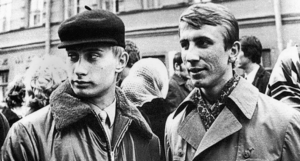 В 1977 году работал по линии контрразведки в следственном отделе ленинградского управления КГБ. Через 2 года прошел шестимесячный курс переподготовки в Высшей школе КГБ.