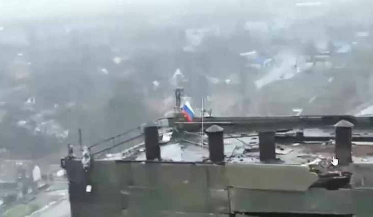     Российский флаг над элеватором в Курахово. Источник: ria.ru Автор фото: Скриншот видео