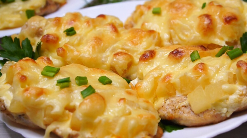 Беру курицу, ананасы и готовлю отбивные в духовке к праздничному столу