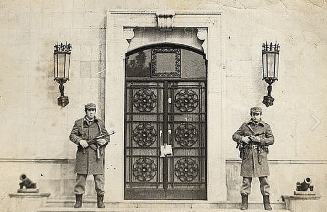 Афганские часовые у входа в Посольство СССР в Кабуле. ДРА, 1980 год