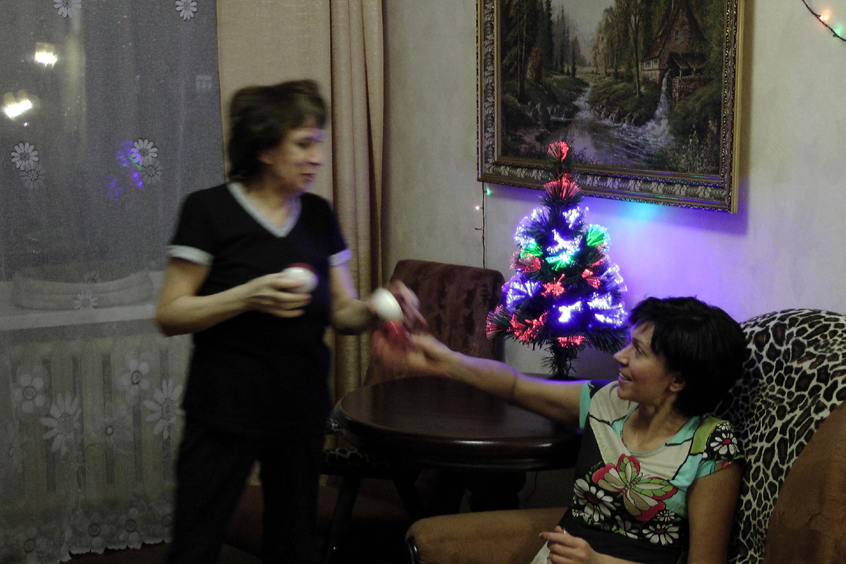 Вот эта маленькая ёлочка стоит на столе.