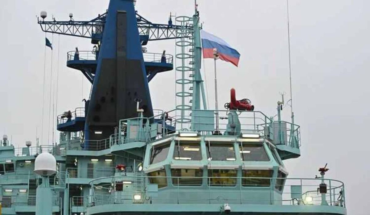     Флаг на атомном ледоколе. Источник: kp.ru Автор фото: Пресс-служба ОСК