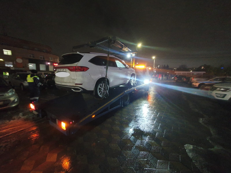    Машины нарушителей увезли с парковки у торгового центра в ПетрозаводскеГАИ Петрозаводска