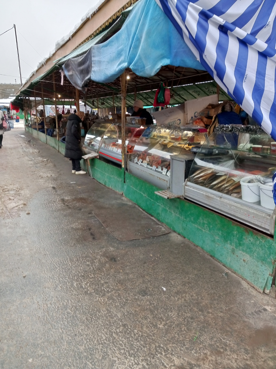 Торговый ряд ещё пустой