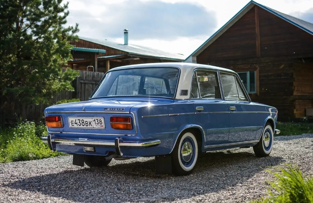 Автомобиль ВАЗ 2103.