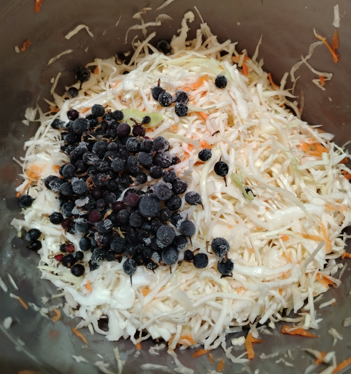 Ягоды прекрасно дополняют вкус квашеной капусты и придают цвет