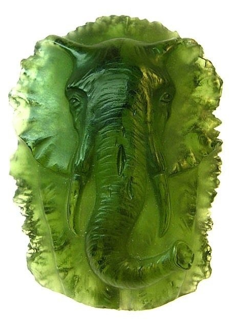 Резьба по камню: молдавит. Изображение: Pinterest.