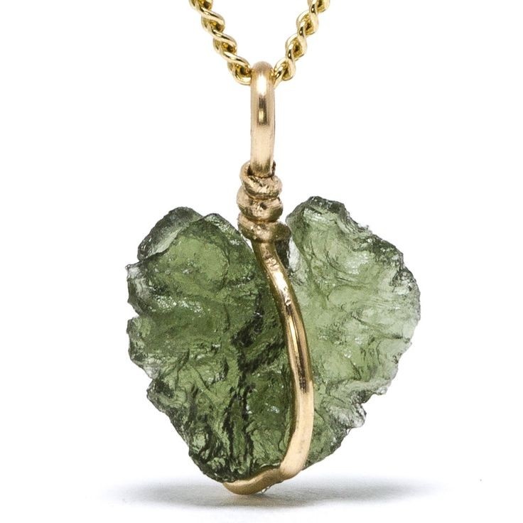 Кулон из молдавита. Изображение: Pinterest.