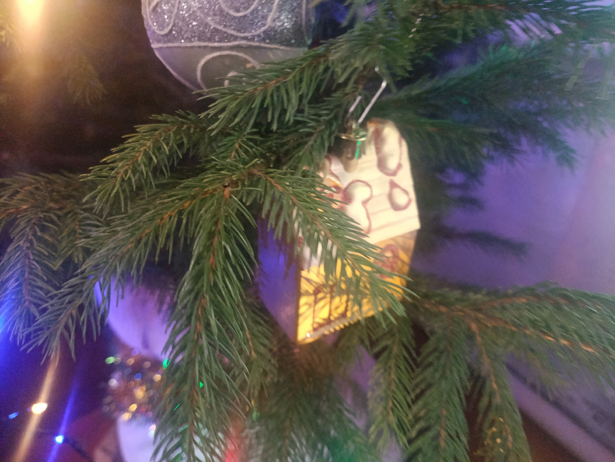 Игрушка на ёлке