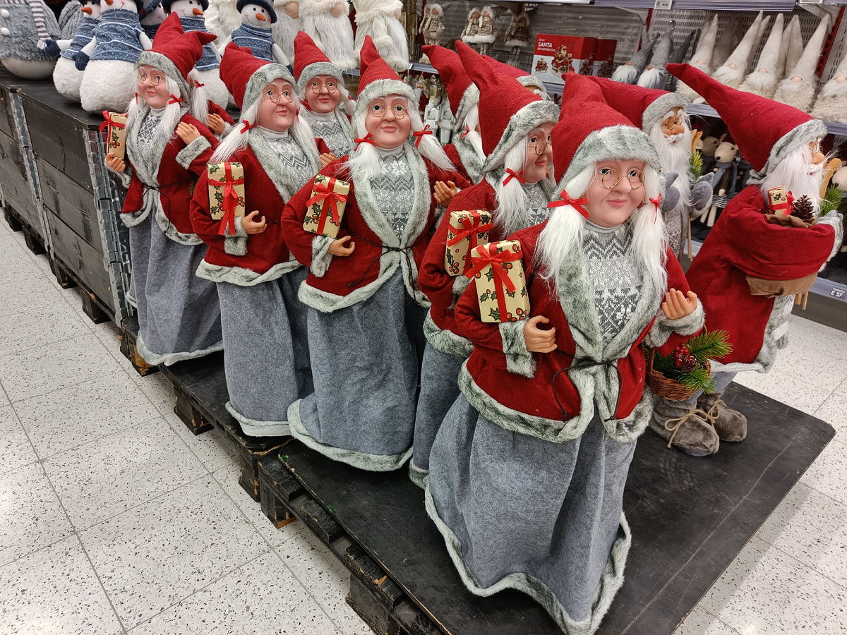 Бабы Морозы в норвежском магазине