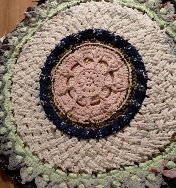 Использовала те вещи, которые уже не ношу, которые уже вышли из обихода. 