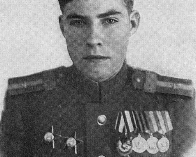 Ему было 16 лет, три ордена на груди и 650 боевых вылетов на У-2, когда пришла Победа. Увы, но судьба отпустила ему всего 18 лет жизни ...