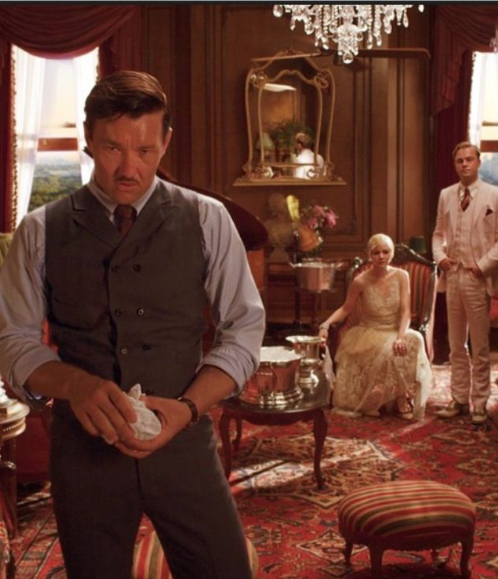 Кстати, пример такой провокации очень хорошо показан в фильме «Великий Гэтсби». Когда муж Дейзи, Том Бьюкенен, в гостиной своего особняка провоцирует Джея Гэтсби на агрессию, выводит его из себя, тонко, язвительно кусая и унижая. Гэтсби выставляет себя перед Дейзи в дурном свете, а Том умывает руки, ведь для него это не более чем циничная игра за право обладать добычей (своей мечущейся недалёкой женой). 