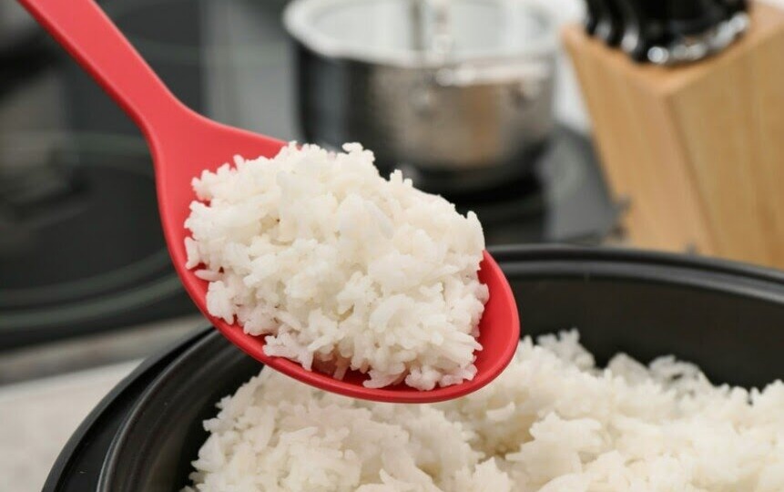 Вот как учат варить рис в Книге о вкусной и здоровой пище за 1952 г: 3 совета - и рассыпчатый, вкусный, красивый. А мы их постоянно нарушаем