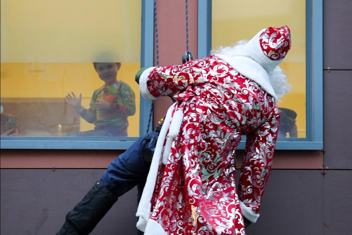 Десант из Дедов Морозов  АГН "Москва