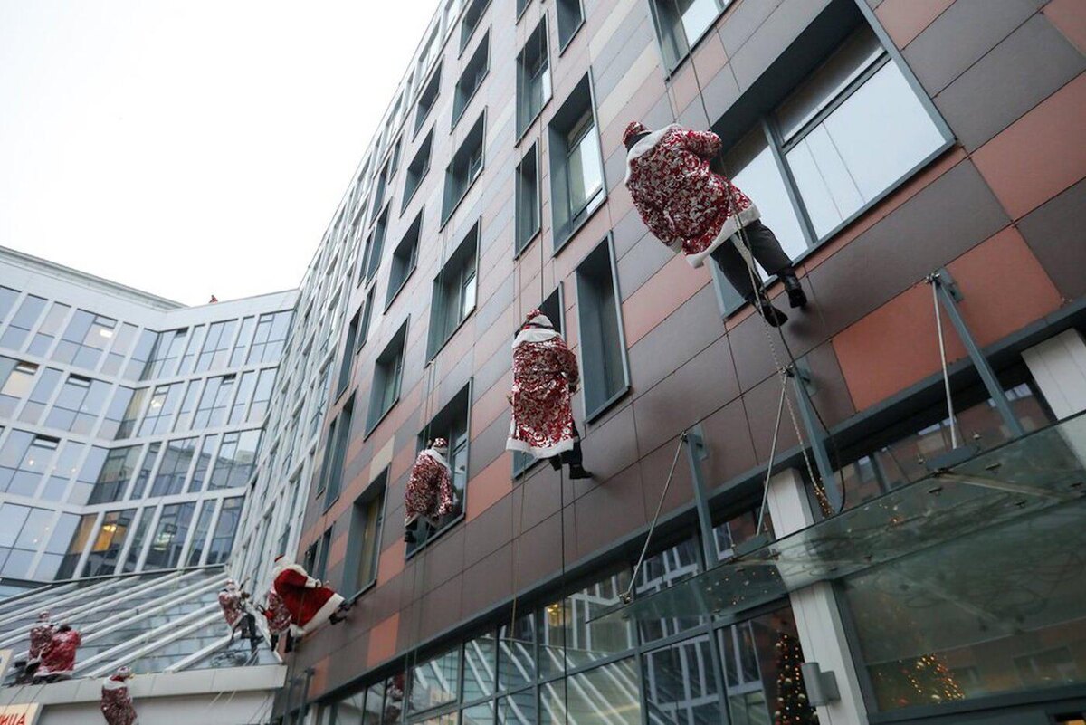 АГН "Москва"
Десант из Дедов Морозов