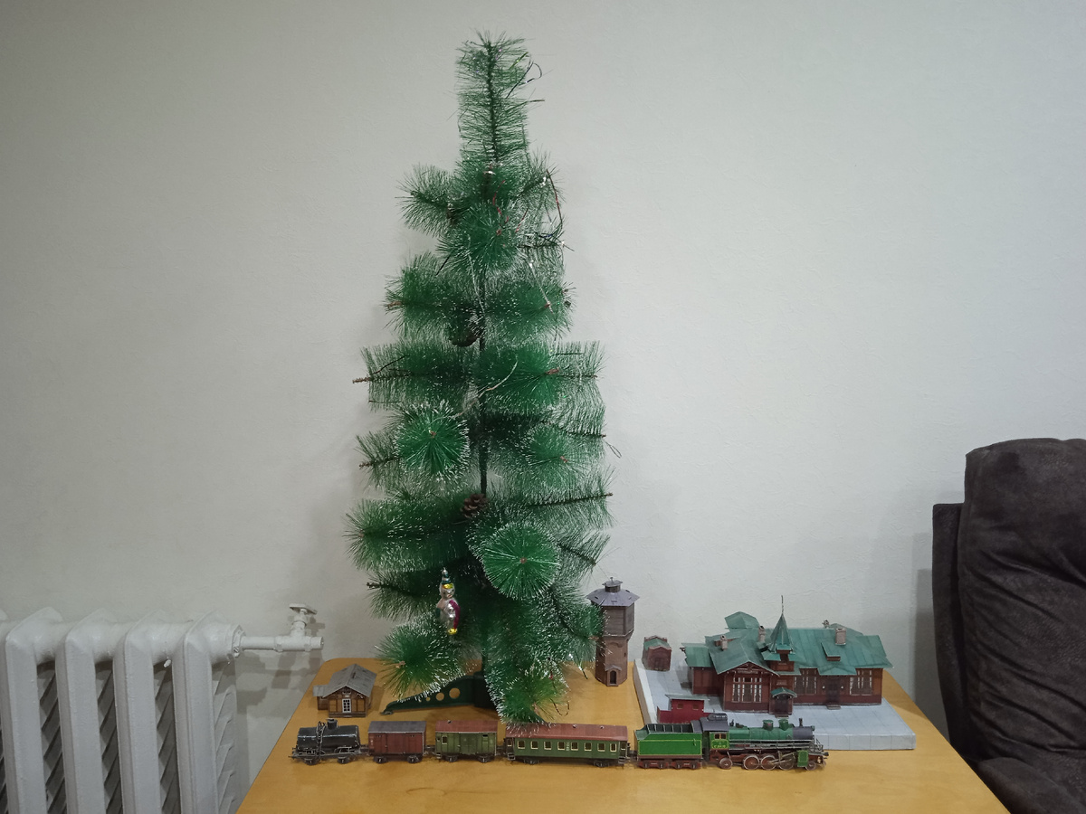 «Старик» снеговик так и остался на ёлке с прошлого года. Фото автора.