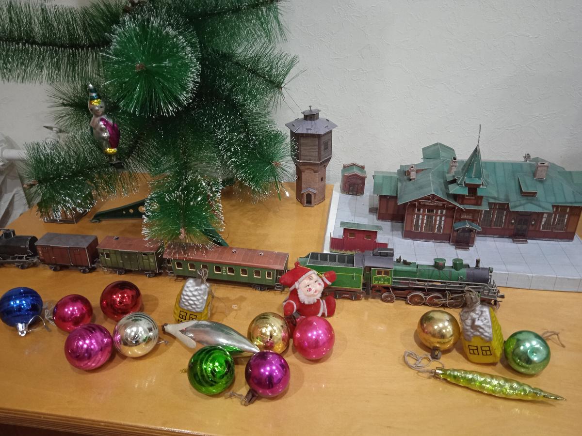 Часть игрушек из «волшебного» чемодана. Фото автора.