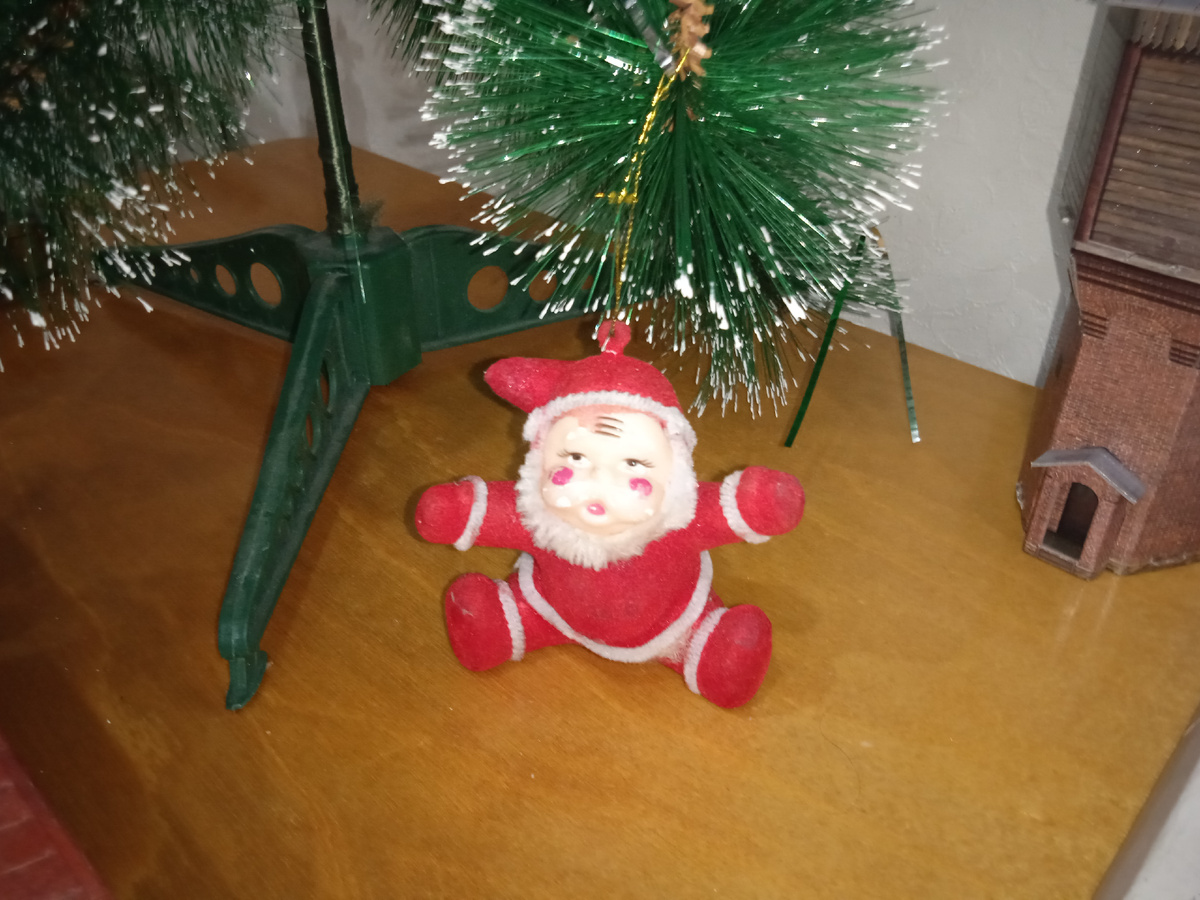 Этот «новый русский» Дед Мороз или «Санта», появился у меня, когда я был первоклассником, в школьном новогоднем подарке. Фото автора.