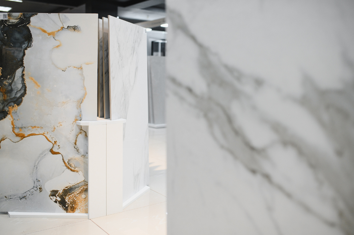 Керамогранит — один из самых популярных материалов для облицовки полов и стен. Источник: freepik.com