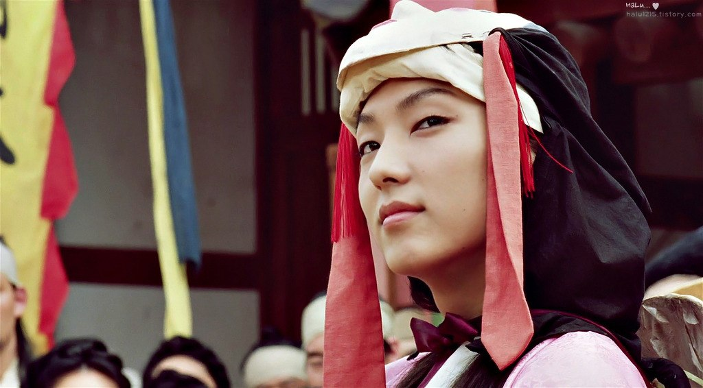 Хороша чертовка! Ну в маске же, а роль той ещё оторвы. Но жизнерадостной)