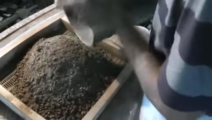 Просеивание остатков воска и очищение перги. через решето