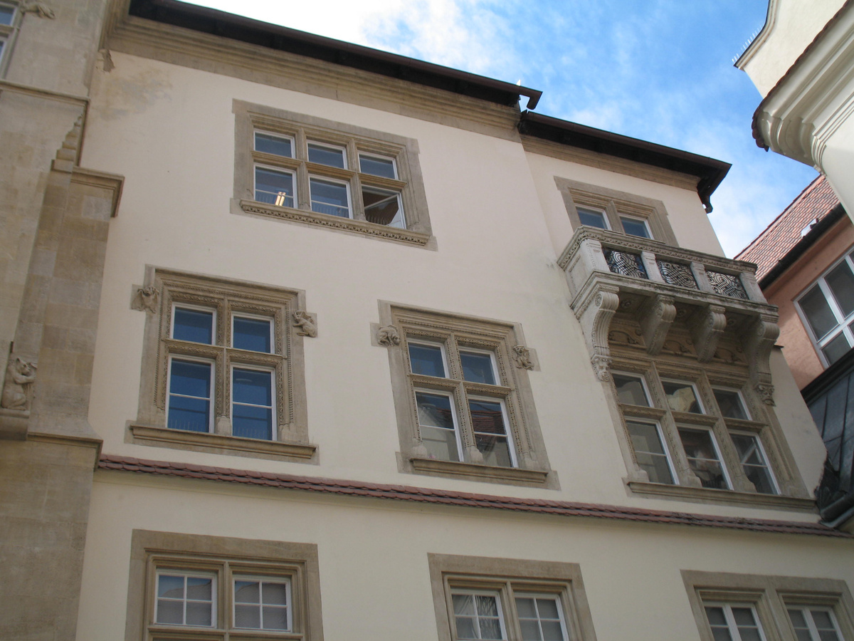 На многих окнах "сидят" такие привидения-обереги