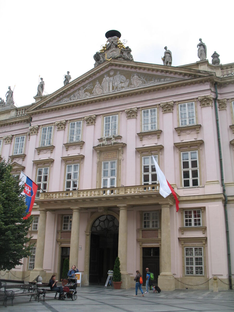 Дворец примаса. Над фризом - головной убор епископа