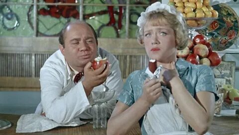 Кадр из фимльма "Полосоаты рейс"