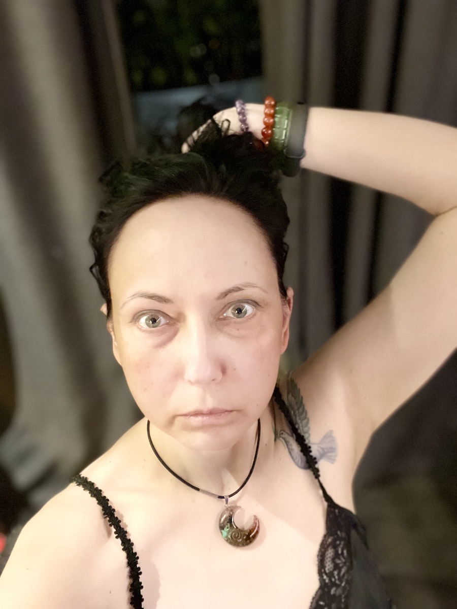 На селфи выгляжу, как испуганная мышь😁 — это я пытаюсь усталые глаза открыть пошире)))