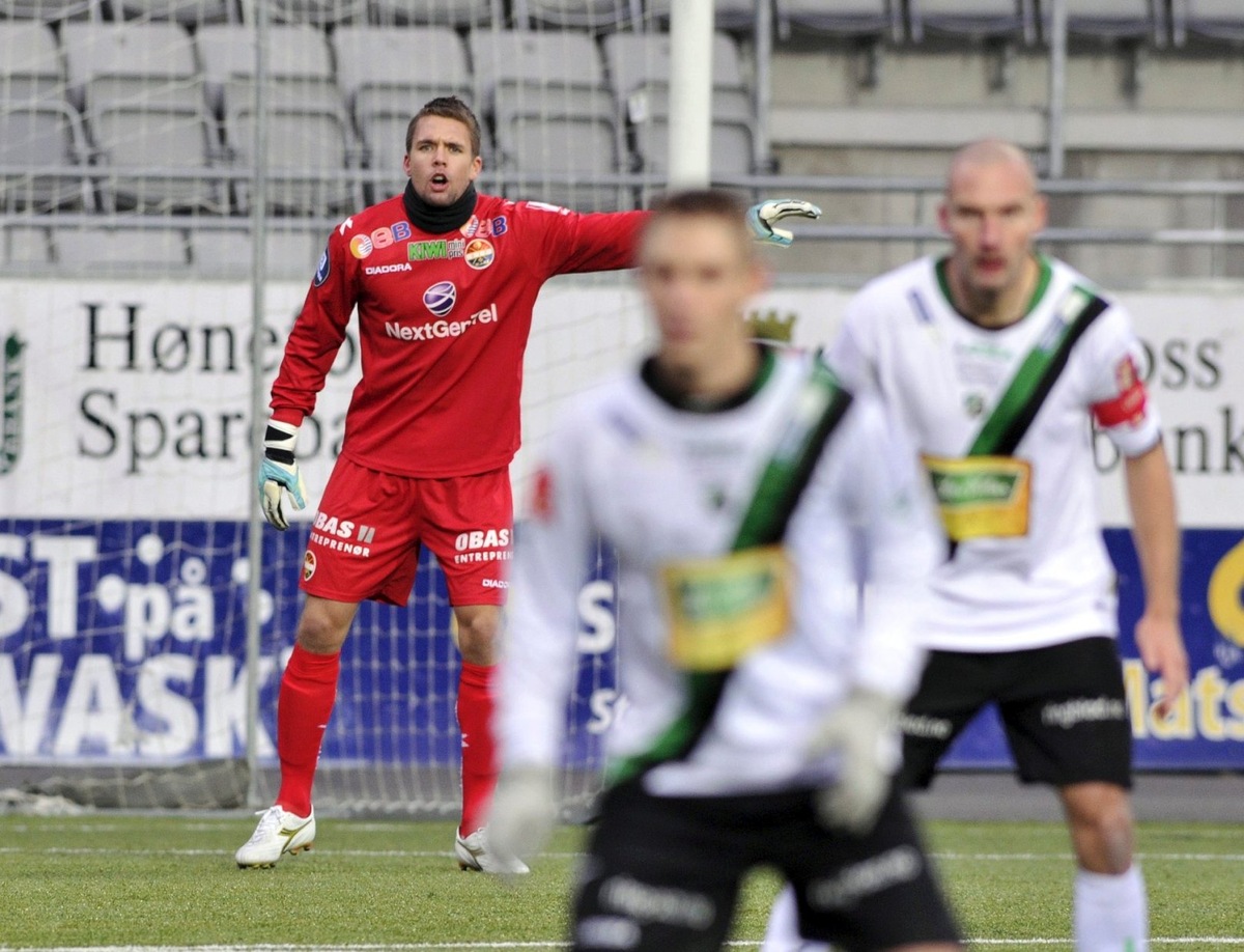 ...в редком матче за "Стрёмгодсет"...