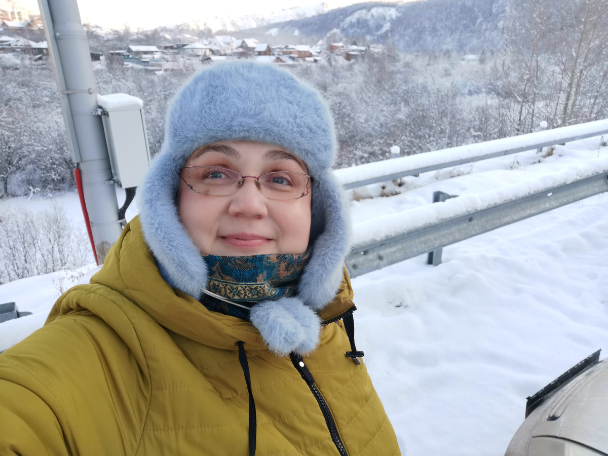 радостный автор в предвкушении подъёма на канатной дороге. Фото автора.