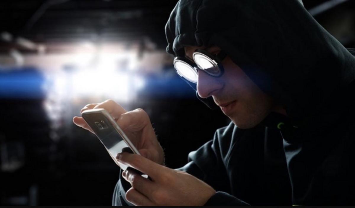    Как понять, что за вами следят по телефону