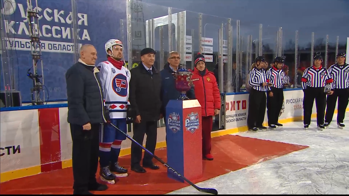 Перед награждением ХК"Рубин" в победе "Русской классики".