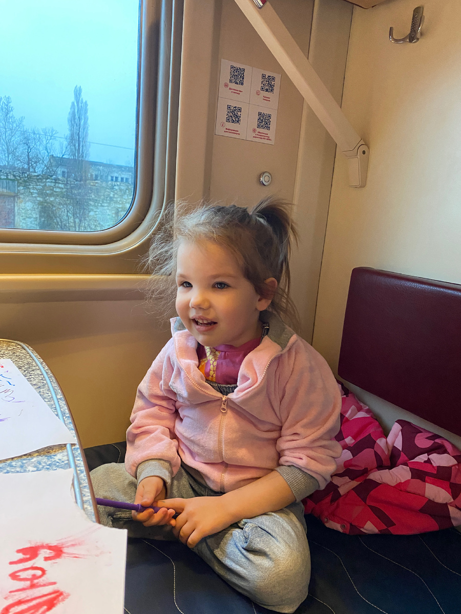 Алиса впервые в поезде