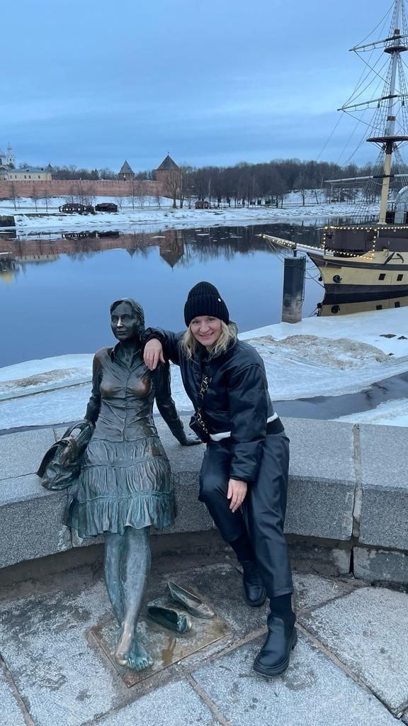 Памятник уставшей туристки