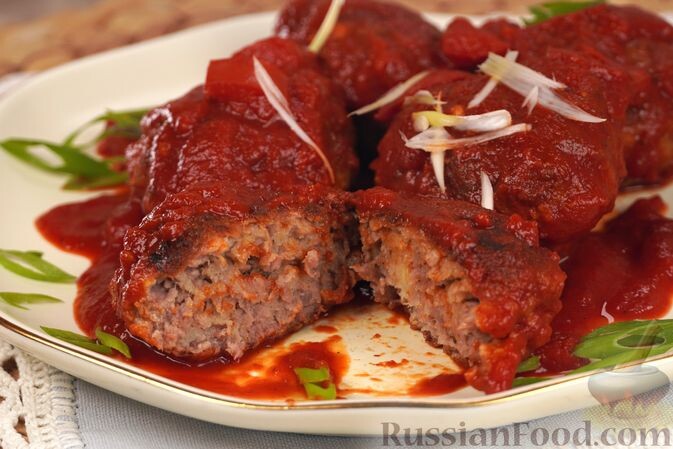 фарш говяжий, молоко, хлеб белый пшеничный, яйца, мука, соль, перец чёрный молотый, зира, масло подсолнечное, мёд, апельсин, томатная паста, помидоры, уксус винный, карри, соль, сахар