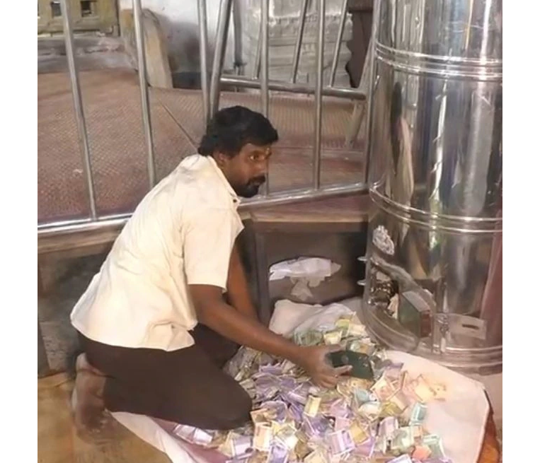 Вот эта алюминиевая бочка с заслокой, как у буржуйки - хундиал. Выглядит не очень религиозно