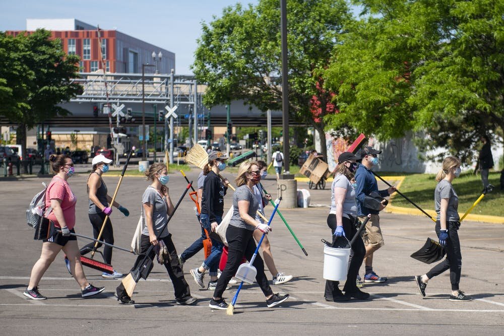 С утра народ с тряпками, метлами, мешками для мусора толпами отправился в районы, пострадавшие от пожаров и грабежей. 