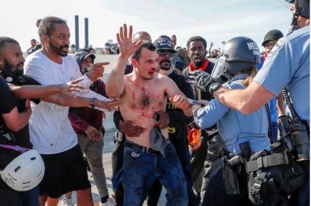 Водителя вытащили из кабины и малость помяли.