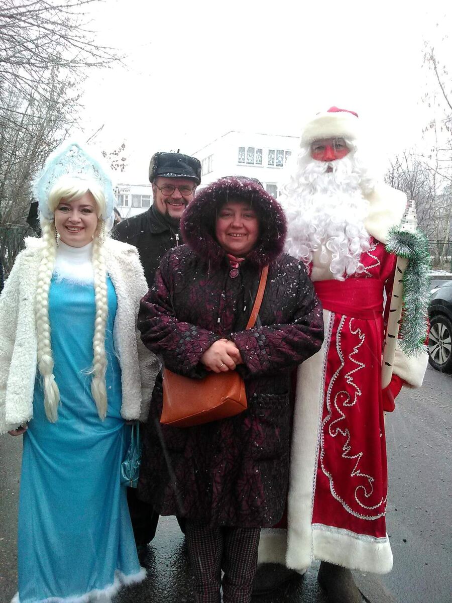 А здесь и дед Мороз и Снегурочка.
