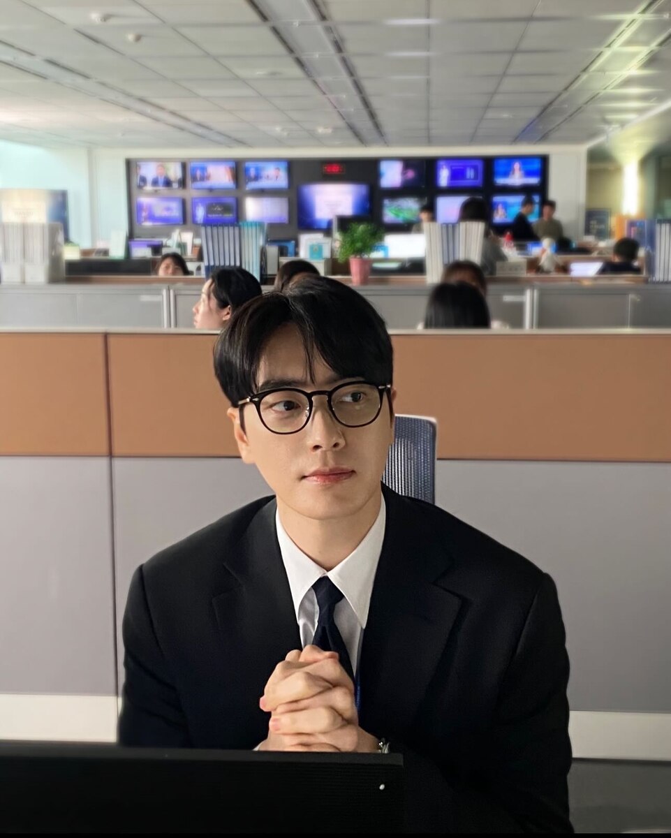    Ли Джун Хёк в роли Ю Ын ХоСоцсети