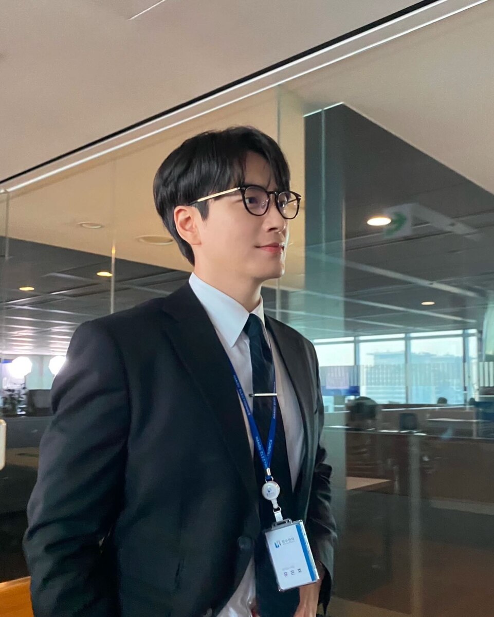    Ли Джун Хёк в роли Ю Ын ХоСоцсети